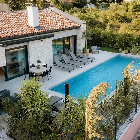 Flores By Awaytocroatia * Tar-Vabriga